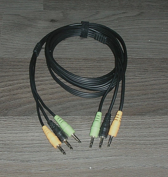 Linkkikaapeli ( 3 x 3.5mm - 2m )
