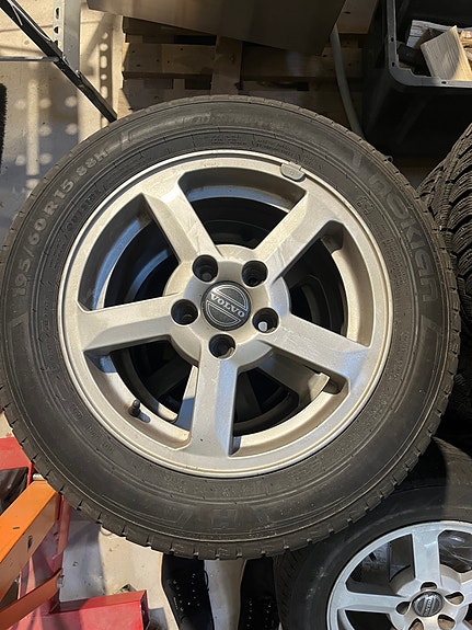 Volvo Ariane-kevytmetallivanteet 15" ja renkaat