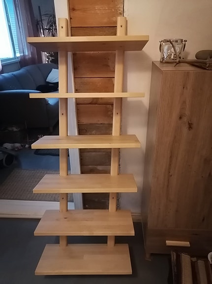 Puinen hyllykkö