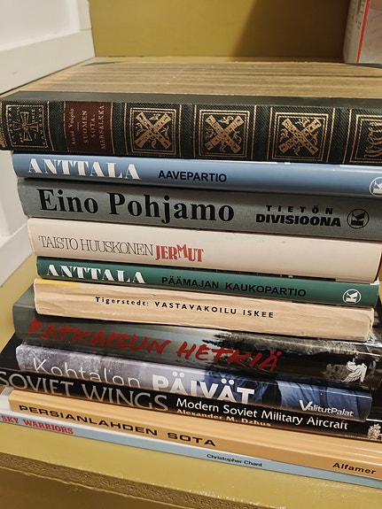 Sotakirjoja pino