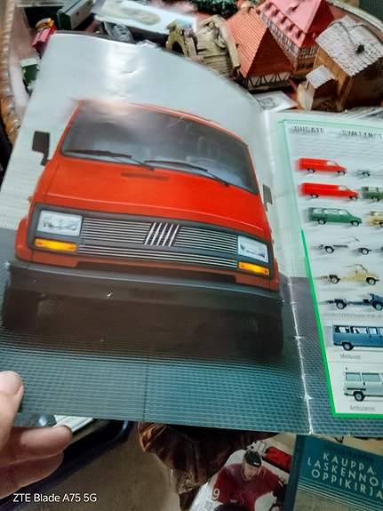 Autoesitteitä. Kaikki kuvien auto esitteet