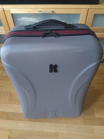 IT- kova laadukas matkalaukku