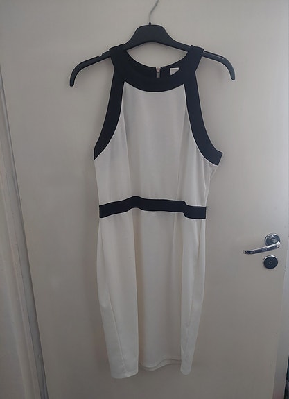 Valkomusta tyylikäs mekko