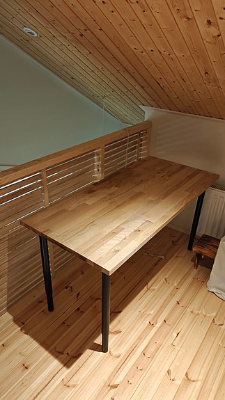 Työpöytä säädettävillä jaloilla