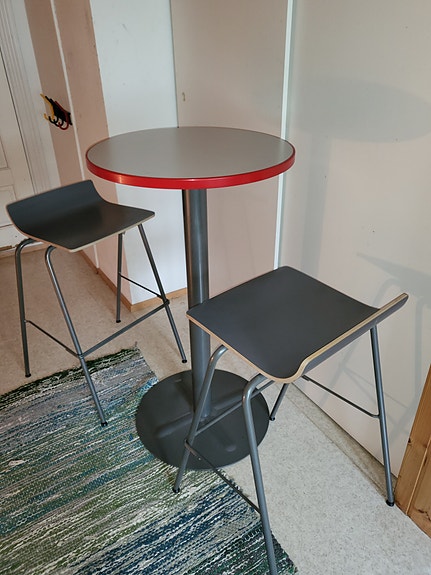 Baaripöytä ja tuolit