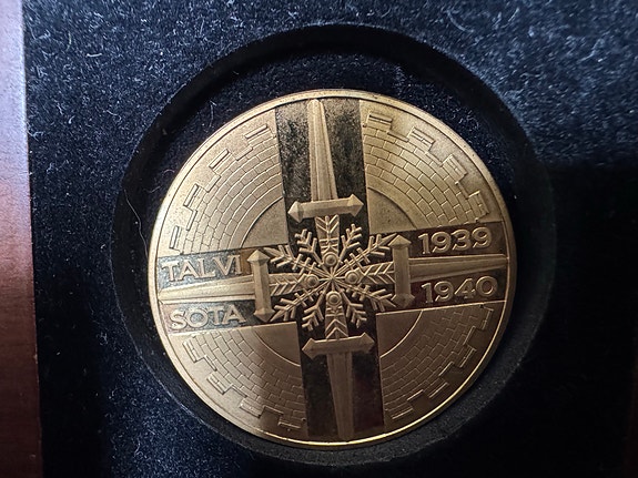 Talvisota 1939–1940 keräilymitali puukotelossa – Suomen Moneta