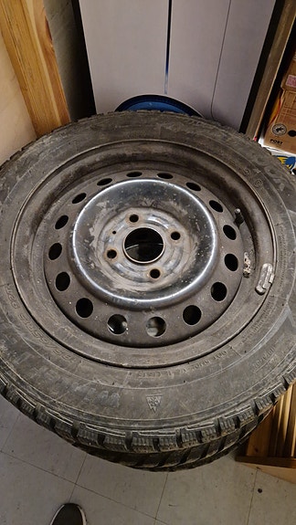 Toyota Corolla talvirenkaat peltivanteilla