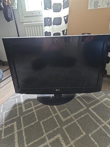LG televisio musta Hyväkuntoinen LG [32"] LCD-televisio (toimii moitteettomasti)