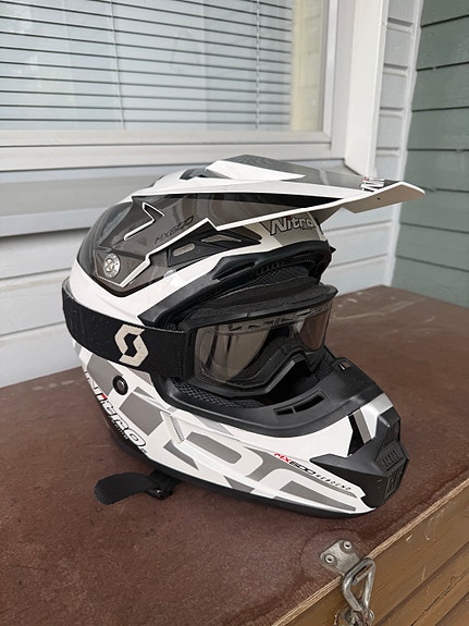 Nitro MX 600 kypärä