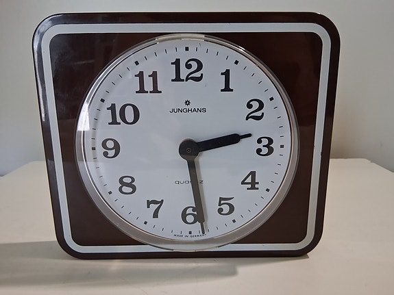 Junghans Seinäkello