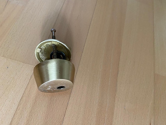 Abloy messinkinen vääntönuppi ja ulkohela avainpesälle