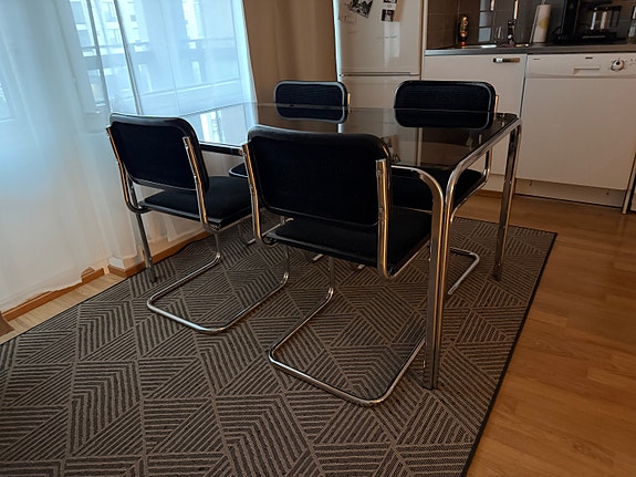 Lasinen ruokapöytä ja 4 venetsia tuolia kromijaloilla