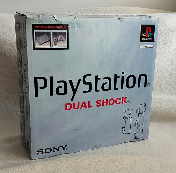 PlayStation 1 laatikolla ja tarvikkeilla