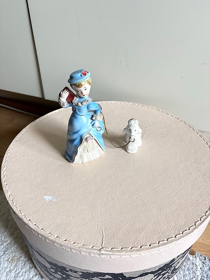Vanha Japanilainen posliini-esine” nainen ja puudeli”