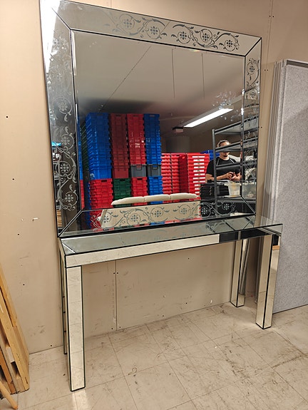 Siisti peili + peilipintainen pöytä