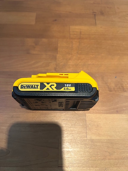 DeWalt XR DCB183 18V 2.0Ah -akku – uutta vastaava