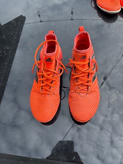 Adidas jalkapallokengät oranssi