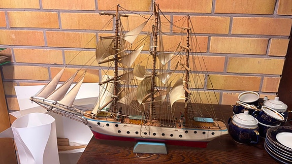 Marian purjelaivan pienoismalli koristevene