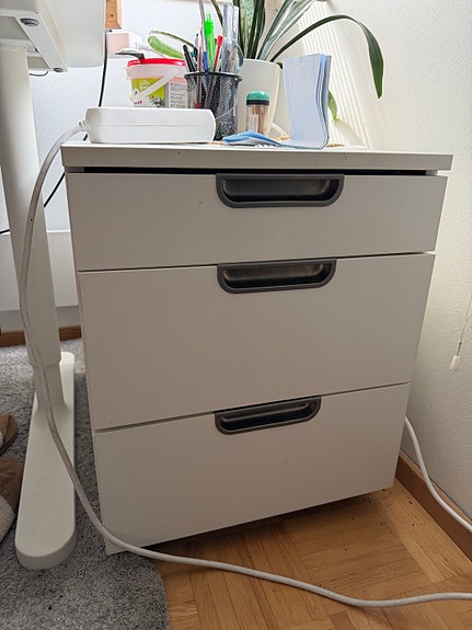 Storage drawer with lock