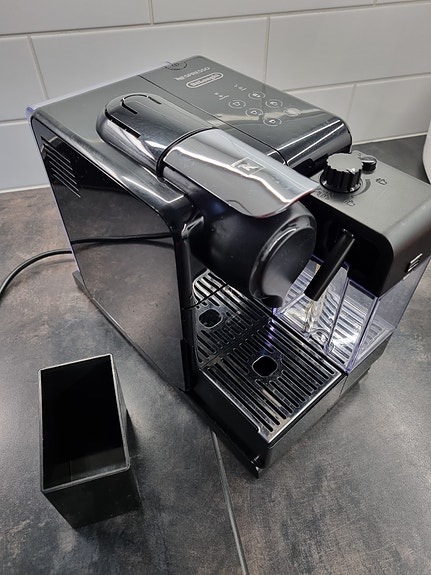 Nespresso DeLonghi Lattissima Touch kapselikeitin F511 (musta)