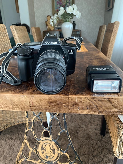 Canon EOS 500N filmijärjestelmäkamera 28–80mm objektiivilla