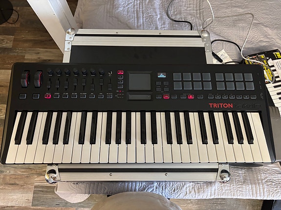 Korg Triton MIDI‑kosketinsoitin / kontrolleri