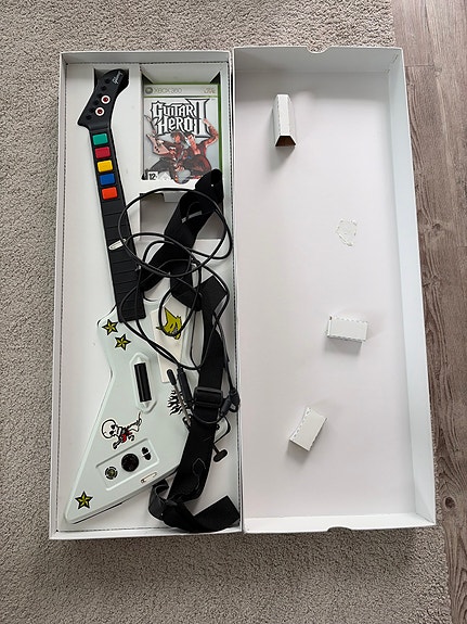 Xbox 360 Guitar Hero III + Gibson X-Plorer kitara + laatikko