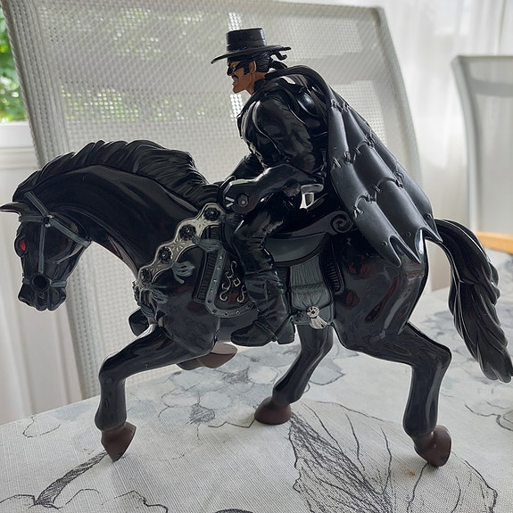 Zorro-figuuri ja hevonen