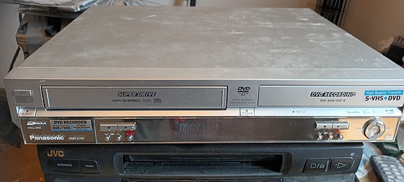 Panasonic DMR-E75V s-vhs ja tallentava dvd combo