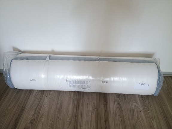 Ikeasta ostettu sängynrunko ja patja