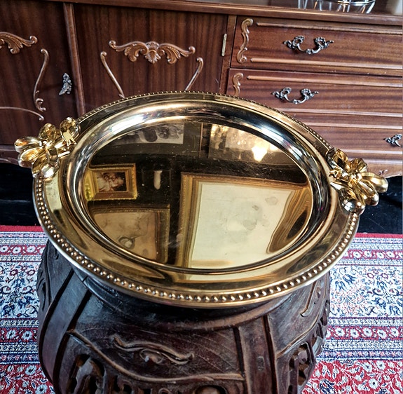 Antiikki 32 cm pyöreä tarjoiluvati metallinen kultakoristeilla