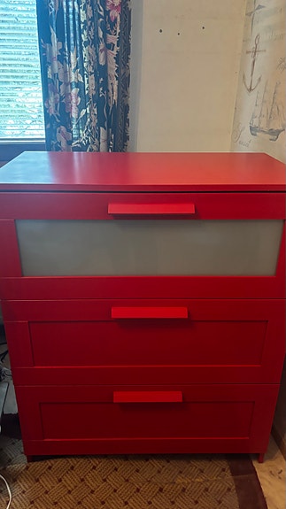 IKEA punainen lipasto laatikoilla
