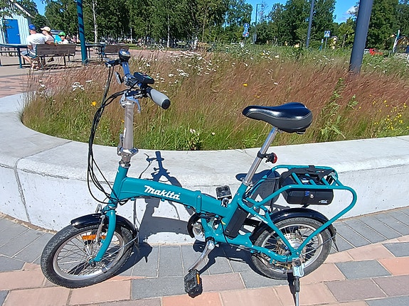 Myydään vähän käytetty hyväkuntoinen Makita taittopyörä.
