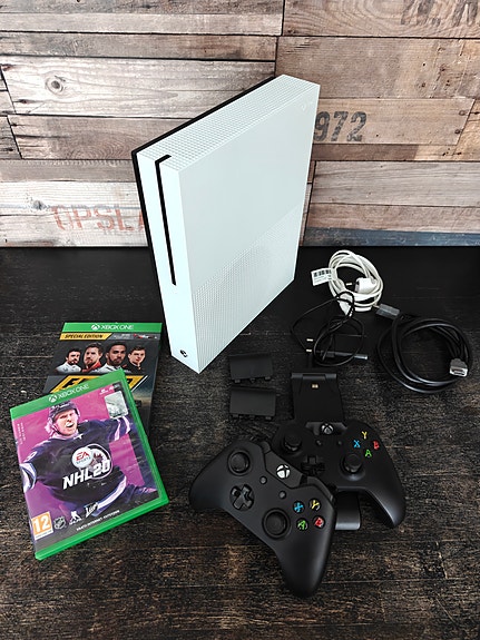 Microsoft Xbox One S 1000GB tarvikkeineen
