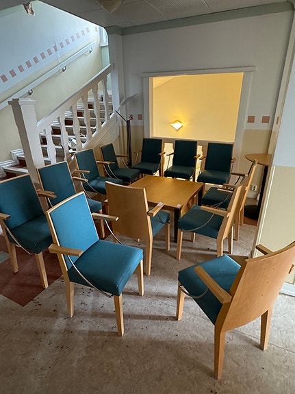 Tuoleja (12 kpl) ja pöytä