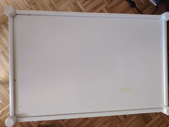 Valkoinen pieni pöytä