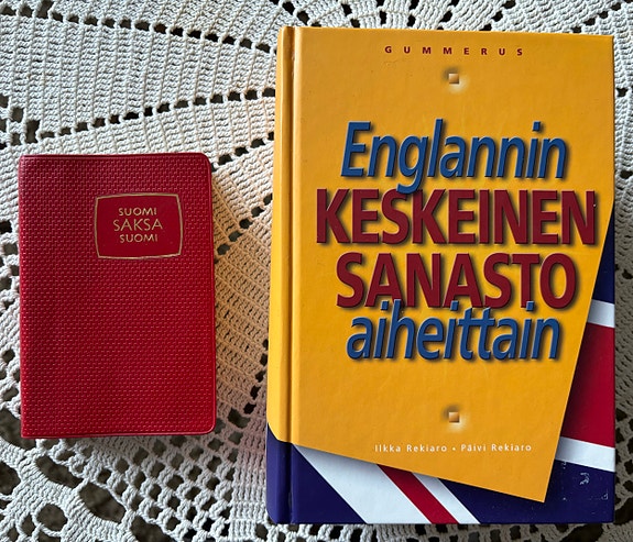 Englannin sanakirja ja saksan sanakirja