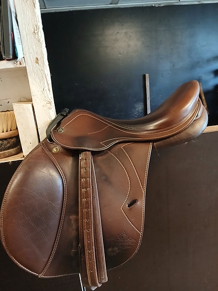 Myydään Prestige estesatula 17" 34
