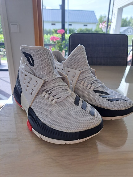 Adidas koripallokengät koko 36,5 valkoinen