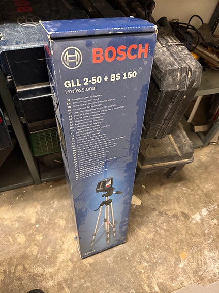 Bosch GLL 2-50 + BS 150 ristiviivalaser jalustalla