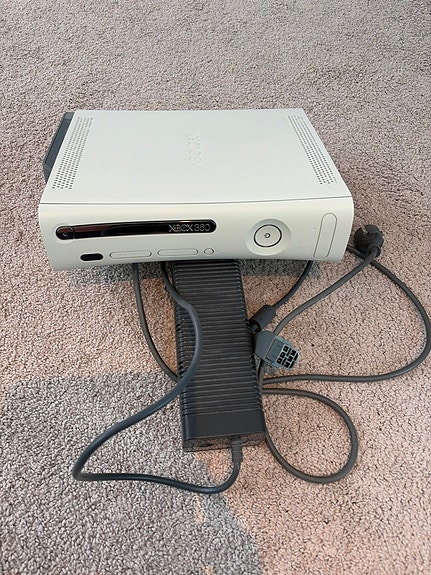 Xbox 360 Fat -konsoli varaosiksi + alkuperäinen virtalähde