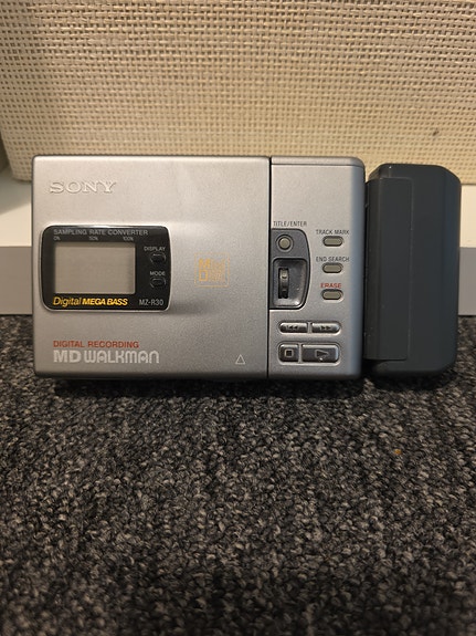 Sony MZ-R30 MD Walkman ja patterikotelo