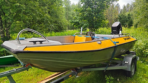 Sun Buster R vene, Suzuki 30 hv moottori ja traileri.