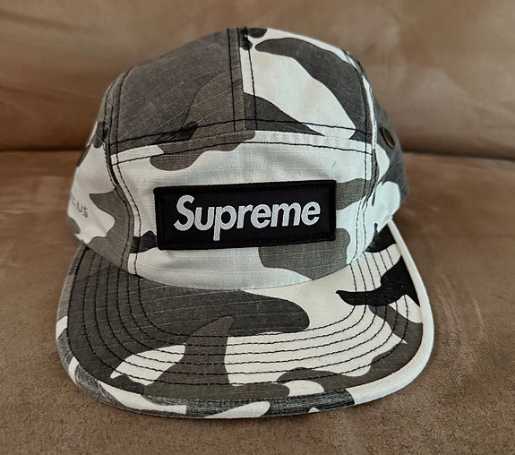 Supreme lippiksiä