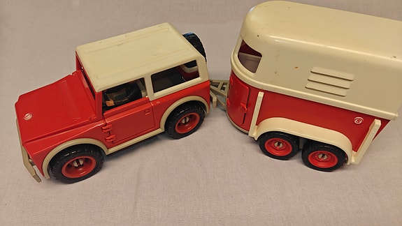 Vanha Schleich auto ja traileri kuskilla