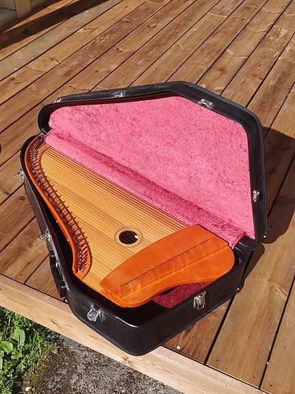 Myydään 36 kielinen kantele
