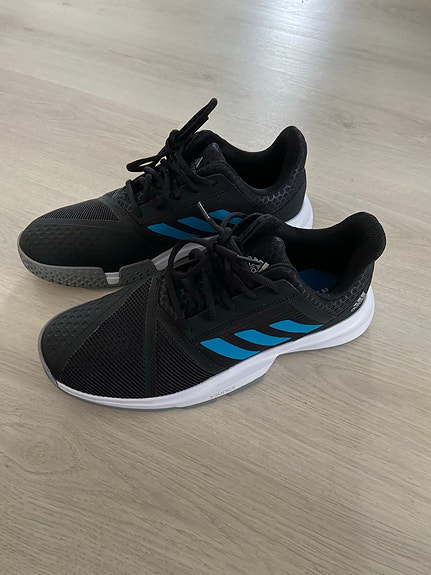 Pari kertaa käytetyt Adidas Court Jam sisäpelikengät koko 43,5 musta/sininen