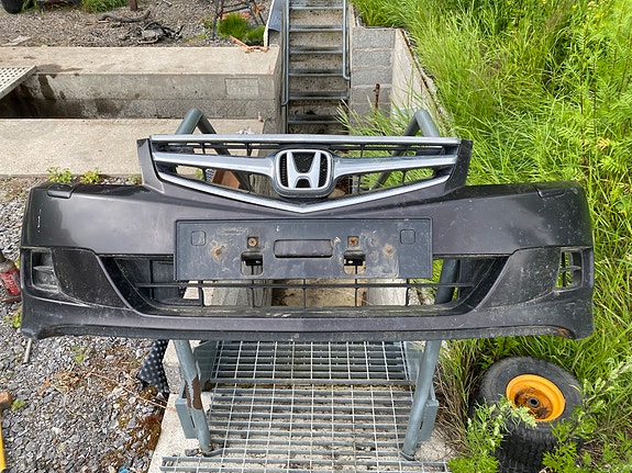 Honda accord etupuskuri maskilla