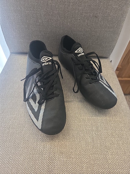Umbro nappikset/jaåååååalkapallokengät musta