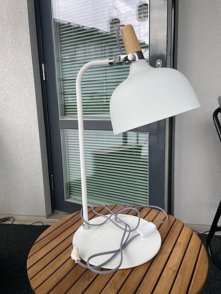 Suuri valkoinen pöytävalaisin